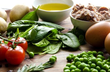 Ton balığı salatası yemek pişirmek için malzemeler