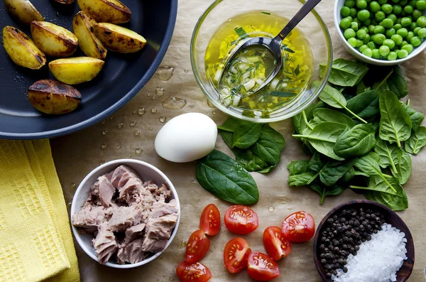 Ингредиенты для приготовления салата из тунца — стоковое фото