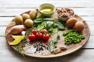 Ton balığı salatası yemek pişirmek için malzemeler
