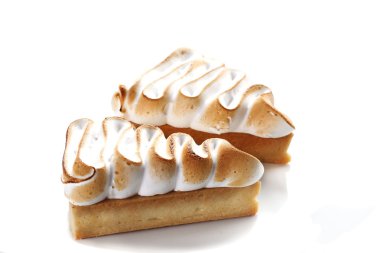 Üst krema ile üçgen kek.