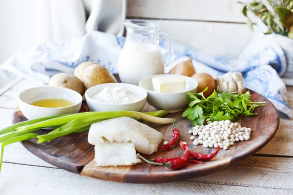 Beşamel sos ile yemek pişirmek için malzemeyi püre