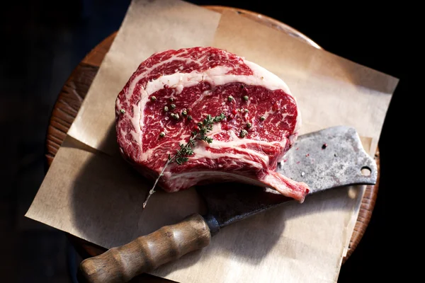 Řádků na kost v Rib Eye Steak a nůž — Stock fotografie