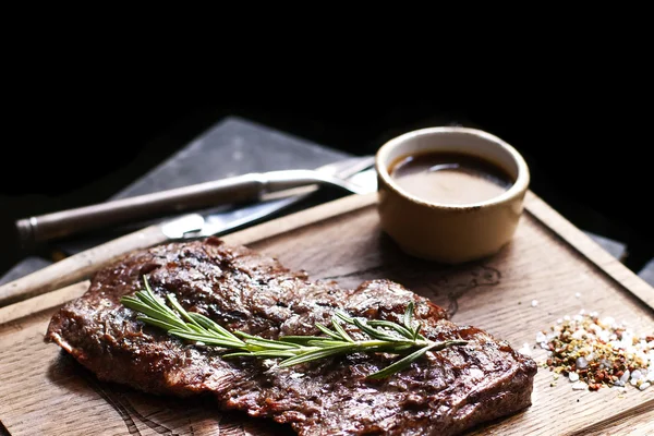 Biefstuk. Stuk gegrild BBQ-rundvlees in specerijen — Stockfoto