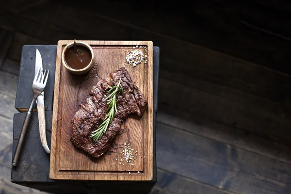 Biefstuk. Stuk gegrild BBQ-rundvlees in specerijen — Stockfoto
