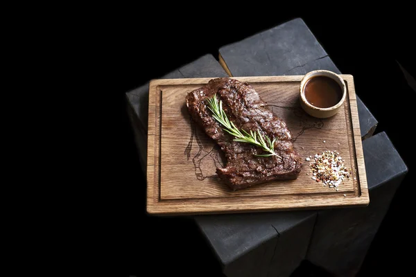 Rindersteak. Stück gegrilltes Grillfleisch in Gewürzen — Stockfoto