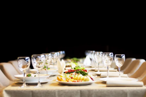 Snacks e copos de vinho no restaurante — Fotografia de Stock