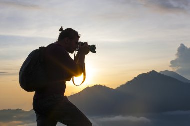 Fotoğrafçı fotoğraf dağda çeker.