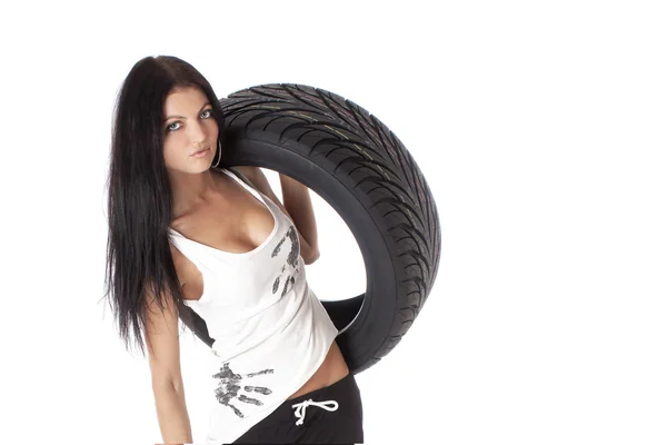 Neumático. Chica sosteniendo una rueda de coche —  Fotos de Stock
