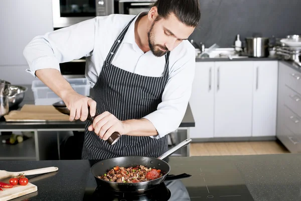 Chef cocinando platos en una sartén — Foto de Stock