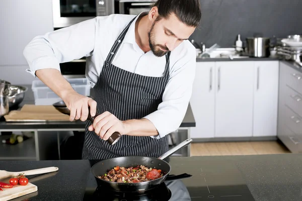 Chef cozinhar pratos em uma frigideira — Fotografia de Stock