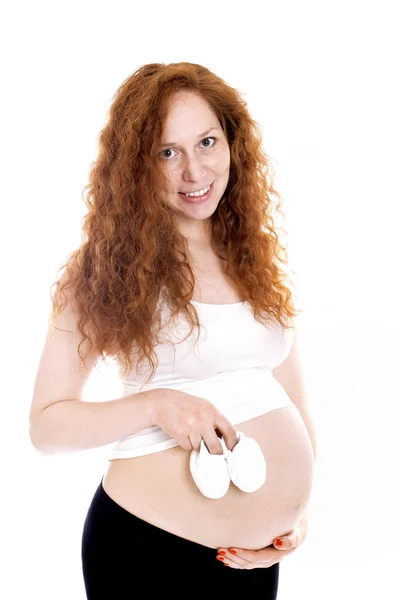 Zwanger vrouw met baby schoenen — Stockfoto