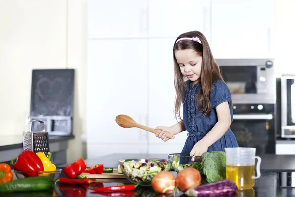 Küçük kızı mutfakta yemek — Stok fotoğraf