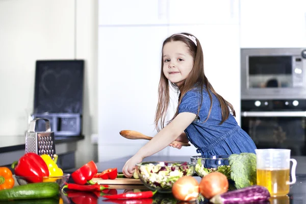 Küçük kızı mutfakta yemek — Stok fotoğraf