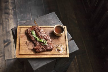 Sığır eti biftek. Barbekü Izgara parçasında baharat