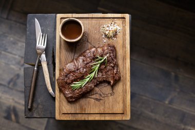 Sığır eti biftek. Barbekü Izgara parçasında baharat