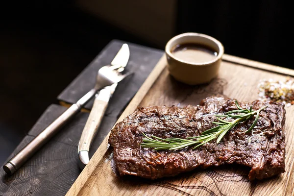 Rindersteak. Stück gegrillter Grill in Gewürzen — Stockfoto