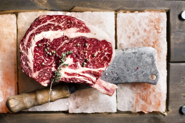 Rij bot In Rib Eye Steak op stukken van zout — Stockfoto