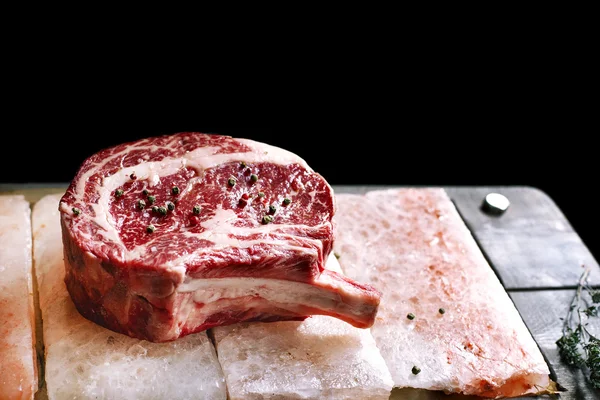 Rij bot In Rib Eye Steak op stukken van zout — Stockfoto