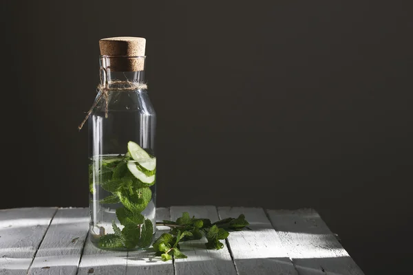 Acqua disintossicante con cetriolo e menta — Foto Stock