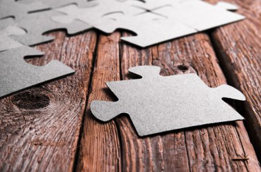 Ahşap taşra tahtalarında yarım kalmış bulmacalar.