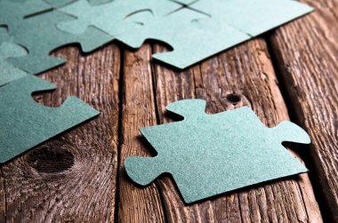 Ahşap taşra tahtalarında yarım kalmış bulmacalar.