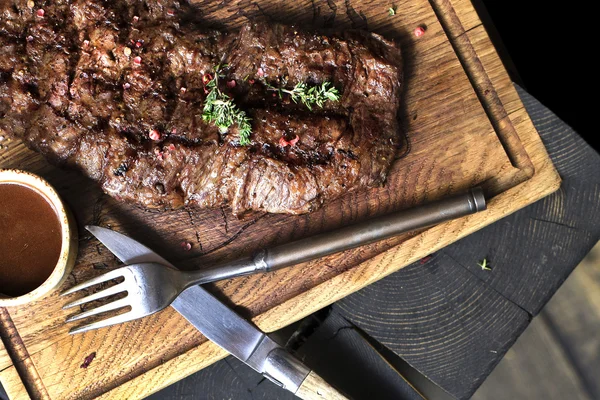 Un steak de boeuf. Pièce de barbecue grillé dans des épices — Photo
