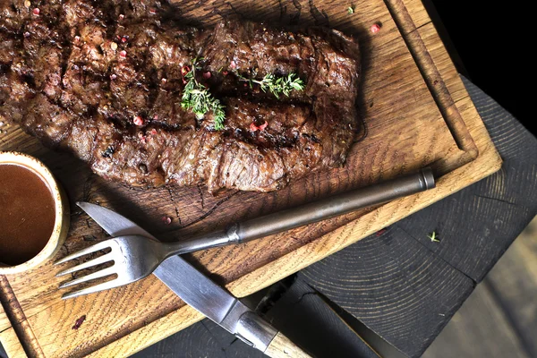 Hovězí steak. Kus grilovaný Bbq v koření — Stock fotografie