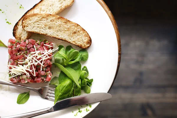 Tartar de ternera con espinacas . —  Fotos de Stock