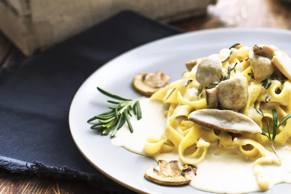 Tagliatelle pasta com cogumelos. — Fotografia de Stock