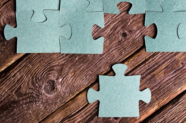 Ahşap taşra tahtalarında yarım kalmış bulmacalar.