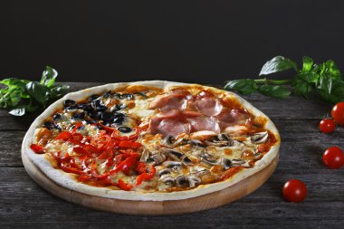 Pizza üzerinde jambon, mantar, biber ve zeytin ile karışık