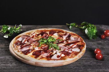 Pastırma ve domates hamur pizza