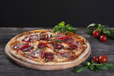 Biberli Pizza salam, sosis, kırmızı biber ve yeşil soğan ile