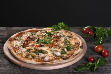 Biberli Pizza domuz eti, et, sığır eti, turşu, salatalık ile.