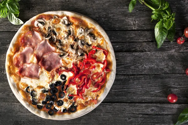 Surtido de pizza con tocino, champiñones, pimientos y aceitunas en el —  Fotos de Stock