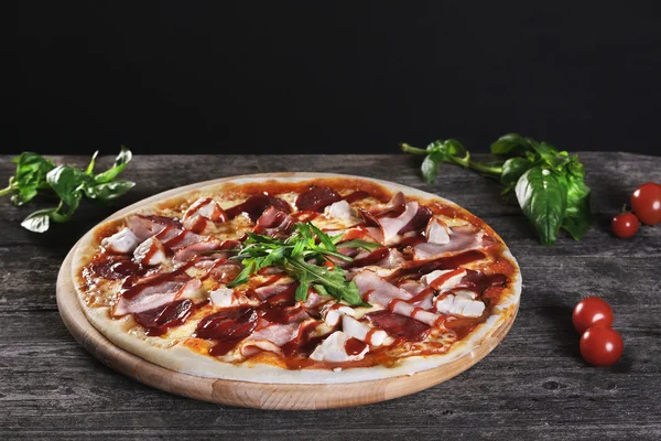 Pizza com bacon e pasta de tomate — Fotografia de Stock