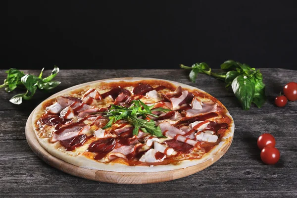Pastırma ve domates hamur pizza