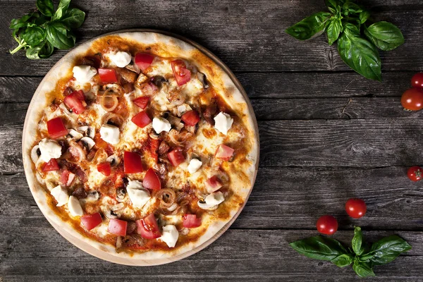 Pizza con mozzarella, tomates, champiñones y pasta de tomate —  Fotos de Stock