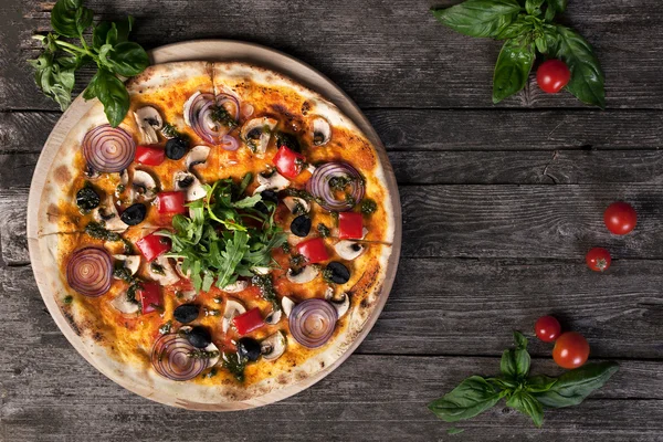 Pizza con cebollas, aceitunas negras, pimientos, champiñones en el wo —  Fotos de Stock