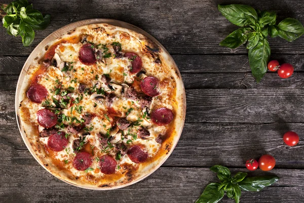 Pizza de Pepperoni con salami, champiñones, carne, ternera y verde o —  Fotos de Stock