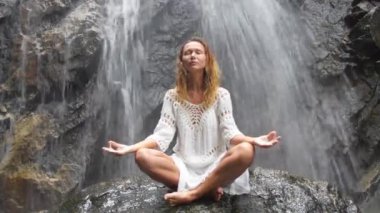 Şelale 'den Kadın Yoga Çalışıyor. HD video.