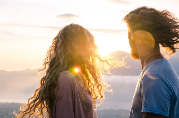 Pareja feliz a la luz del sol. Bali, Indonesia. — Foto de Stock