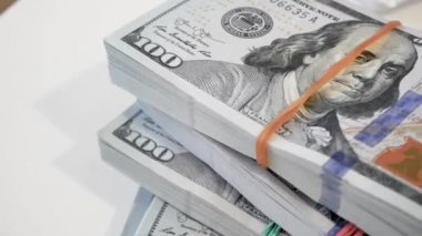 Yakın çekim paraya bir dizüstü bilgisayar.