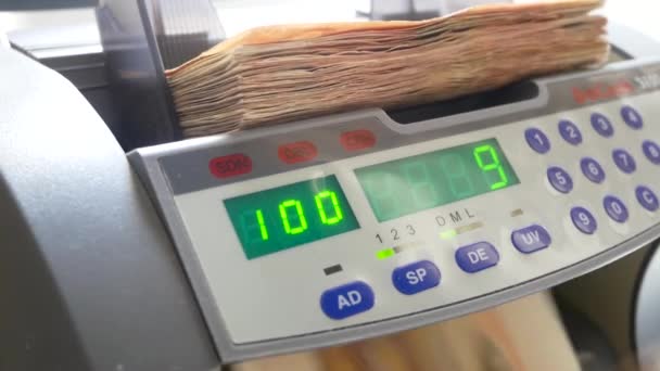 Μετρητά χρήματα καταμέτρηση μηχανή. Τραπεζογραμμάτιο μετρητής μετρώντας τους λογαριασμούς πενήντα ευρώ. — Αρχείο Βίντεο