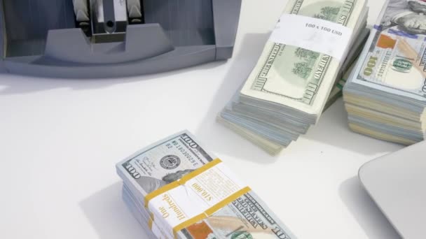 Zengin işadamı nakit para yığını ile nakit para sayma makinesi sayma — Stok video