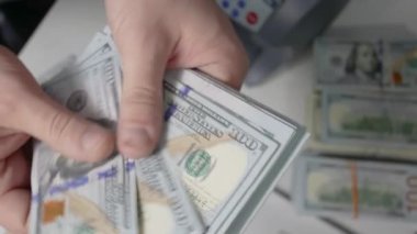 İş yaşam kavramı. Başarı ve servet kavramı. Yakın çekim. Erkek sayım dolar eller.