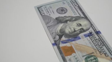 Dolar banknotları, para geçmişi. 100 dolarlık banknotlarla birlikte belirlenmiş dolar parası. George Washington 'ın portresi. Dolar, para yakın..