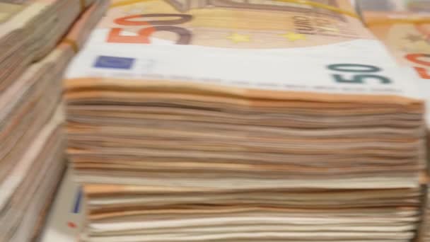 Pięćdziesięciu banknotów Euro w tle pieniądze rzędu powoli przechylać. UHD nagrania - Unii Europejskiej waluty 50 Euro wyznań — Wideo stockowe