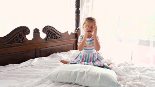 Bambina che salta sul letto a casa — Video Stock