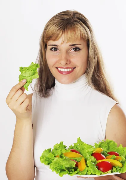 Glad ung kvinna med skål med sallad. — Stockfoto